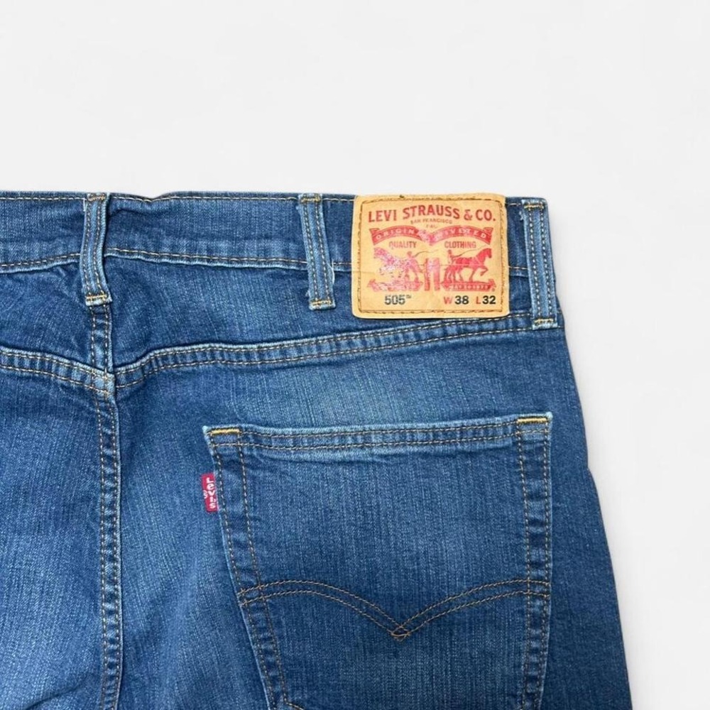 Levi 505 Straight Fit Med Wash Men's Jeans Whiskered Size 38x32 - Picture 3 of 6